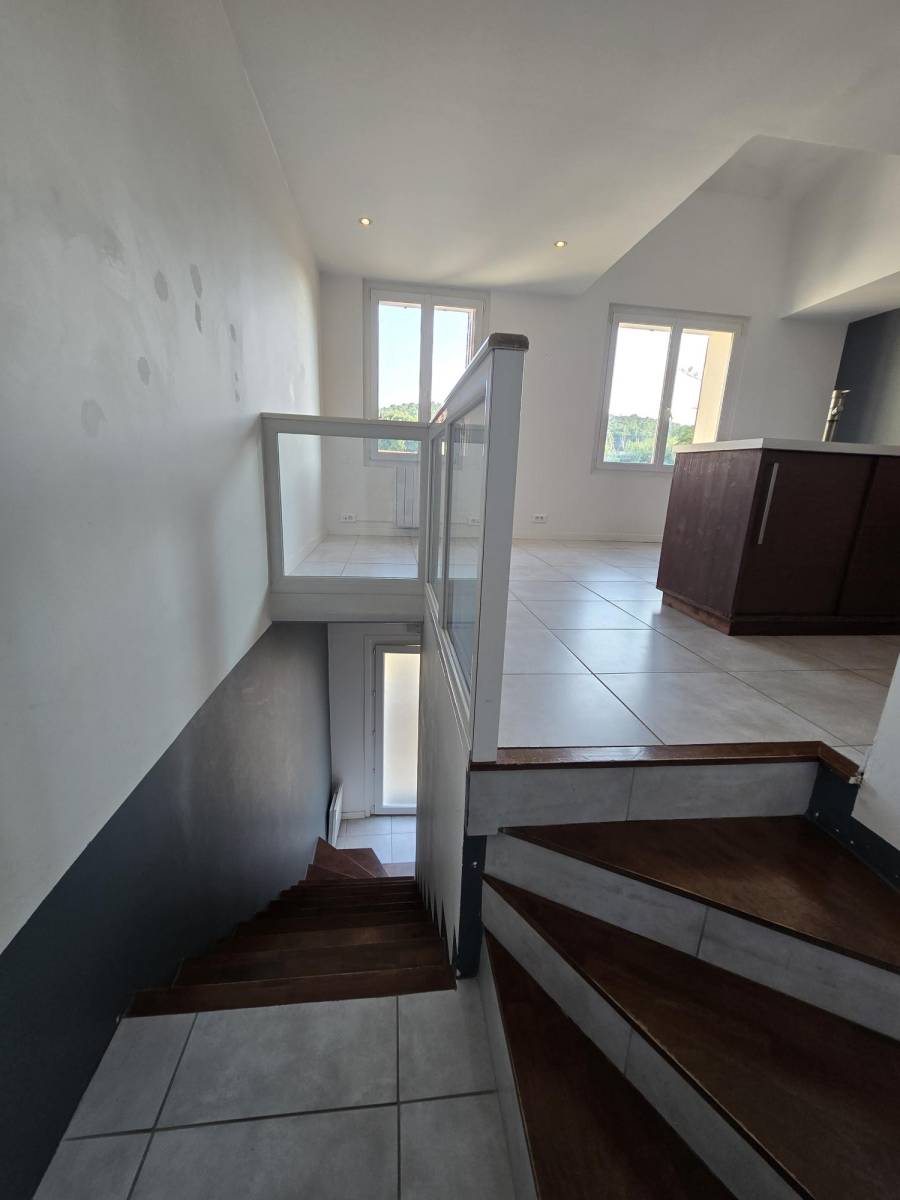 Superbe duplex T2 bis moderne type loft 64 m² Carrez 83 m² au sol  Haut de villa rénové Sanary-sur-Mer (Var, proche Toulon)