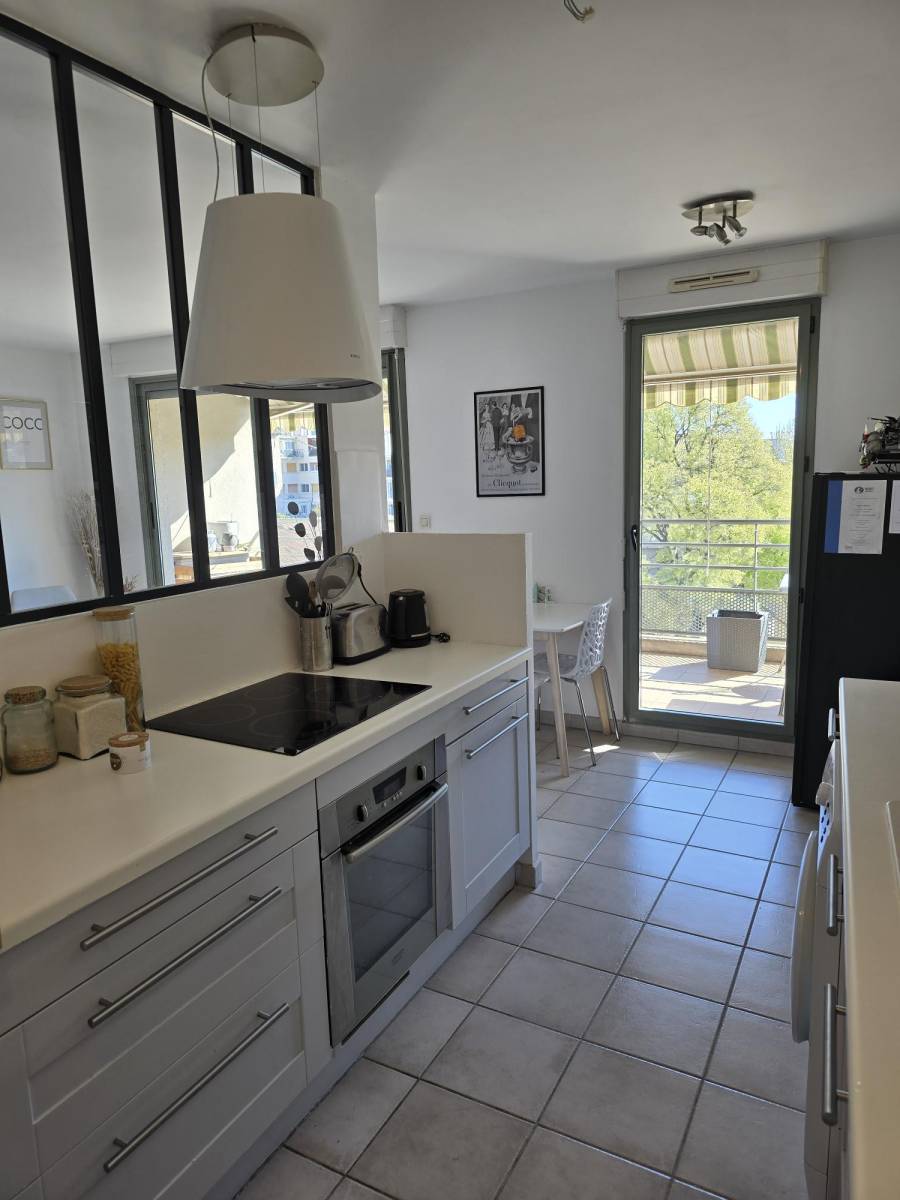 Appartement 3 pièces  meublé  à Toulon  au calme avec terrasse cave et garage dans résidence récente