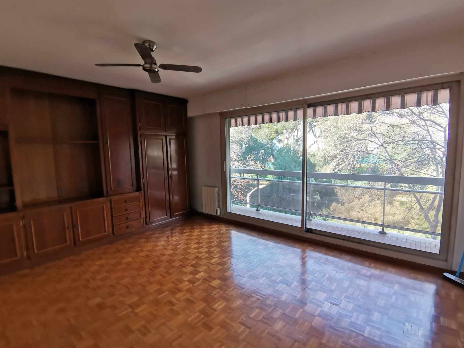 APPARTEMENT 1 PIECE DANS RESIDENCE AVEC   PARKING ET BALCON A TOULON