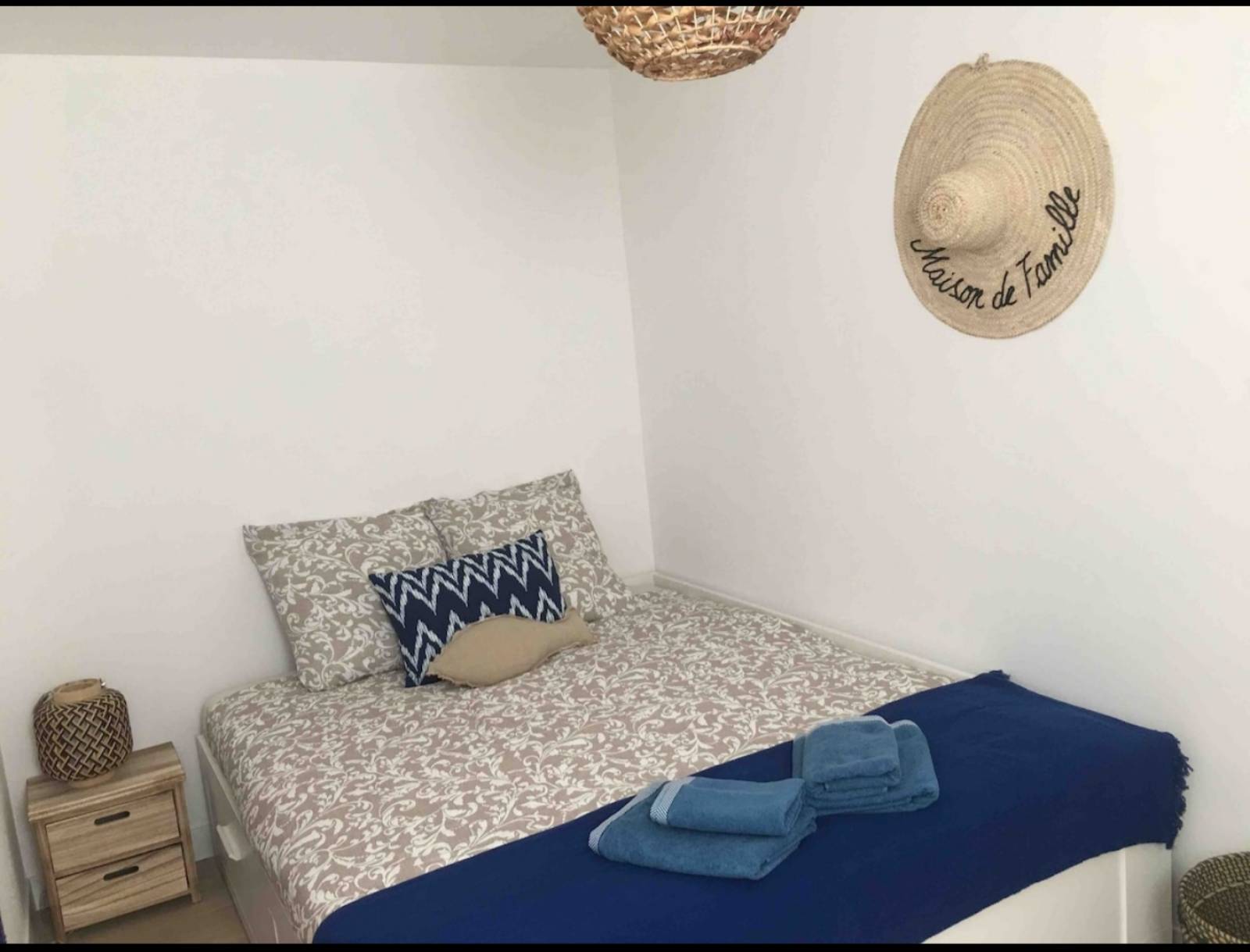 location de vacances  à l'anse Méjean à Toulon sur la côte d'azur vue sur la mer  les pieds dans l'eau un coin de paradis