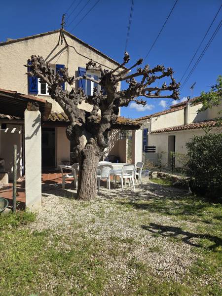 Maison Individuelle de Charme ainsi qu'une maison de type 2, un atelier, une dépendance.