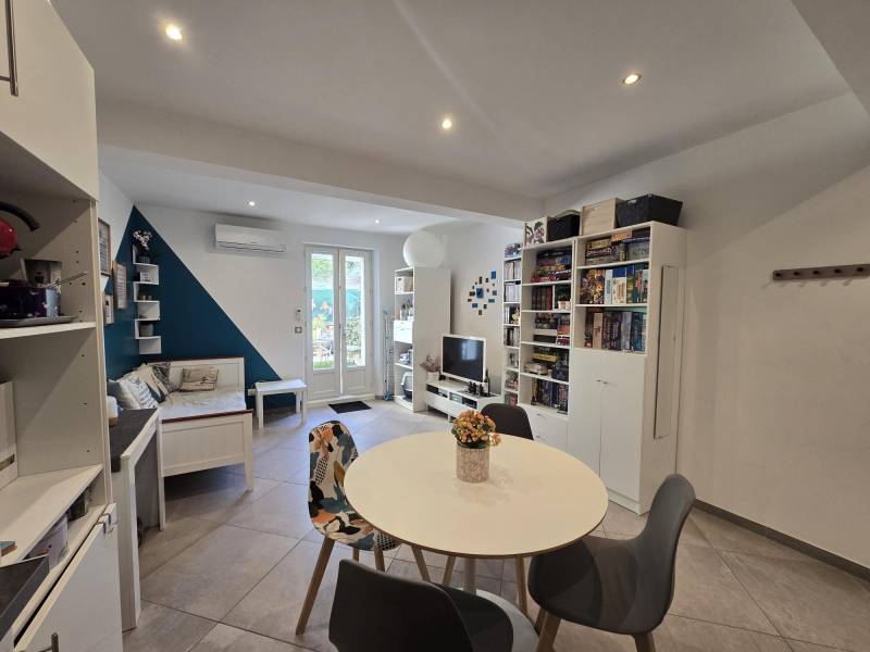 Appartement 2 pièces en rez de jardinet/terrasse aux 4 chemins des routes à Toulon au calme