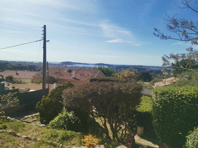 MAISON 3 PIECES BELLE VUE  SUR LA RADE AVEC JARDIN A TOULON OUEST