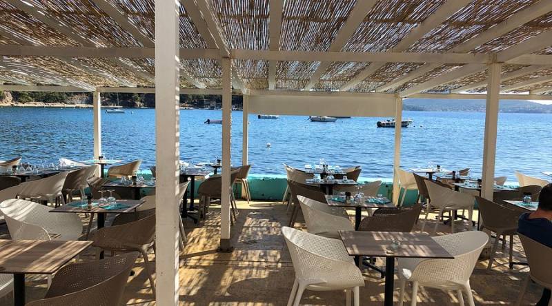 restaurant en bord de mer dans la var