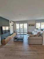 Notre zone d'activité pour ce service Maison de plain pied moderne avec piscine à vendre à